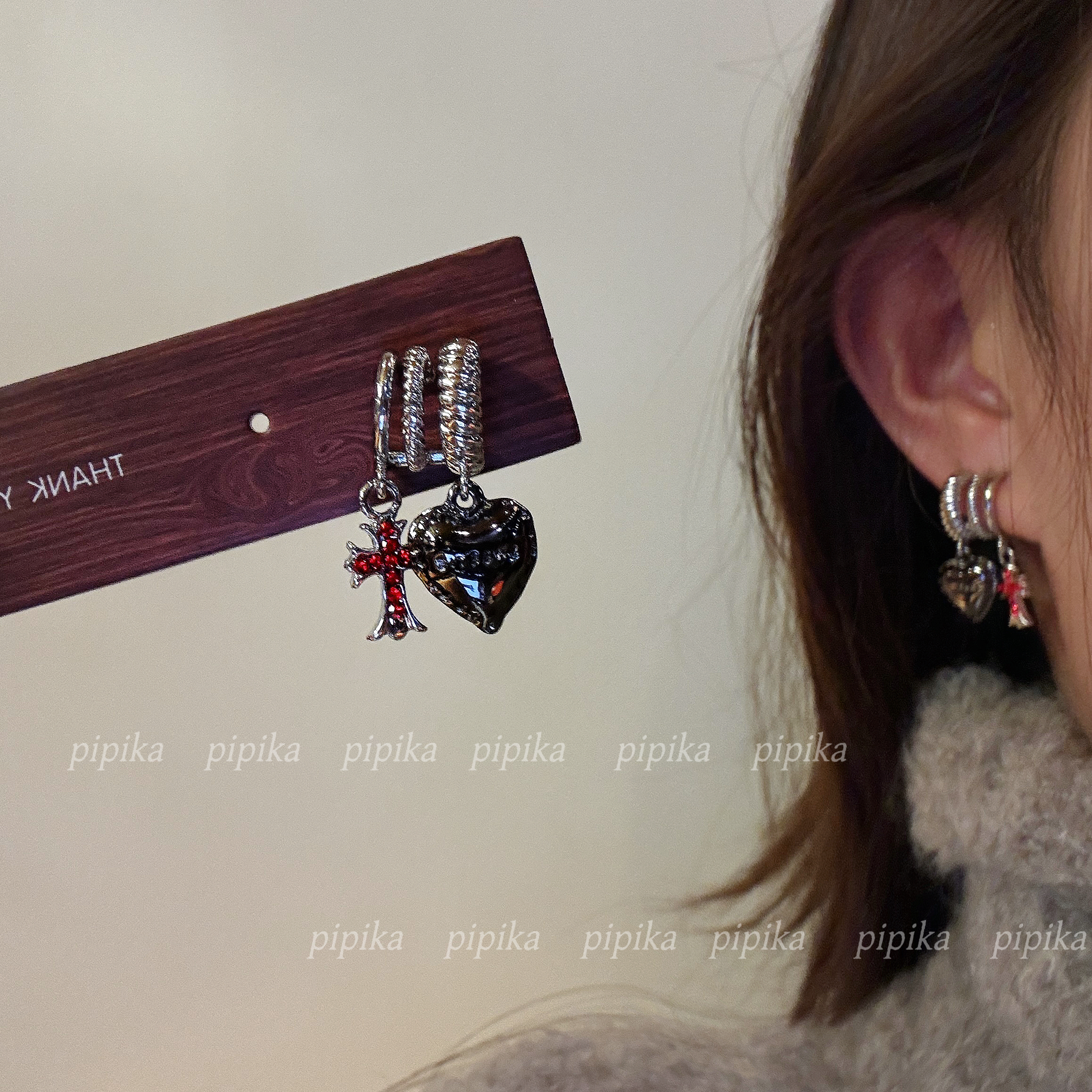 pipi原创复古甜酷不对称枪黑爱心红十字架耳环女高级小众耳饰耳坠