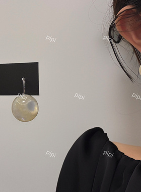 pipi小众设计奶黄色珠光贝壳球球耳环女气质简约耳钉高级百搭耳扣