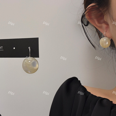 pipi小众设计奶黄色珠光贝壳球球耳环女气质简约耳钉高级百搭耳扣