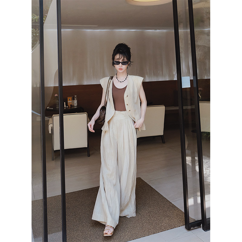 NANASTORE纯色马甲女2024春季新款褶皱背心v领短款上衣搭配款