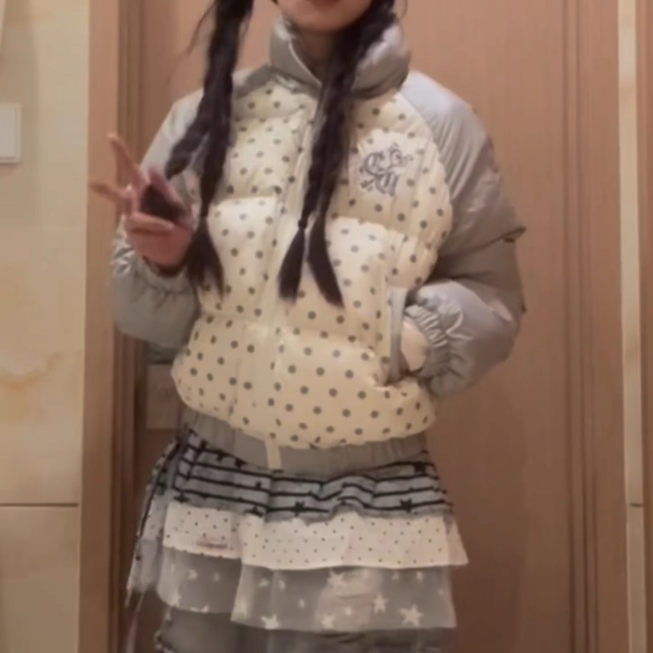 超好看刺绣插肩袖波点短款面包服