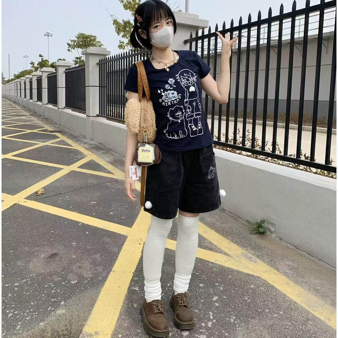 小女孩与大狗狗印花正肩短袖t恤