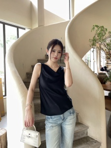 轻奢缎面无袖背心女上衣，优雅荡领垂感出色，内外穿搭都很有质感