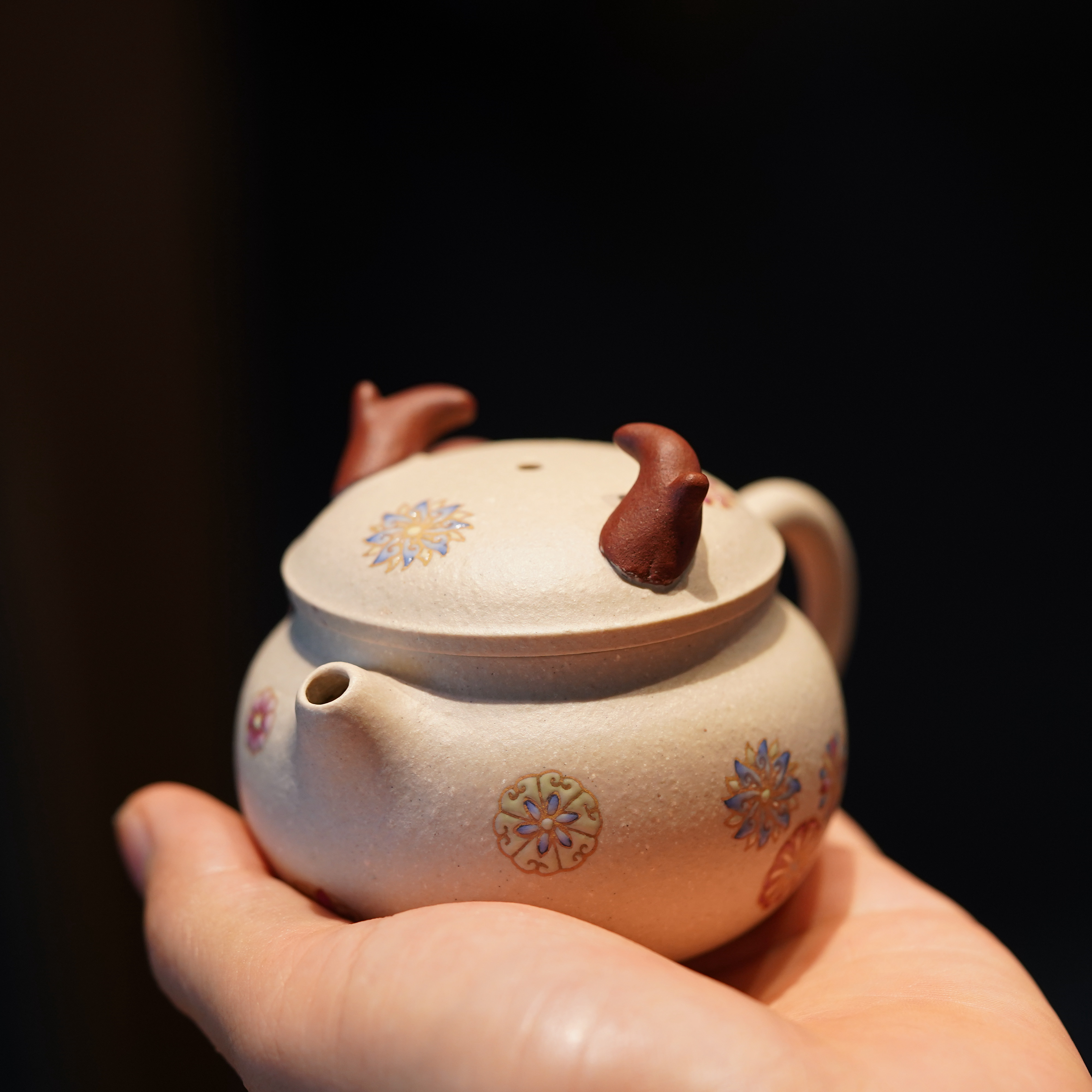 蜜糖紫砂|原矿白玉段小鹿壶 珐琅彩宝石釉工艺皮球花 内推孔