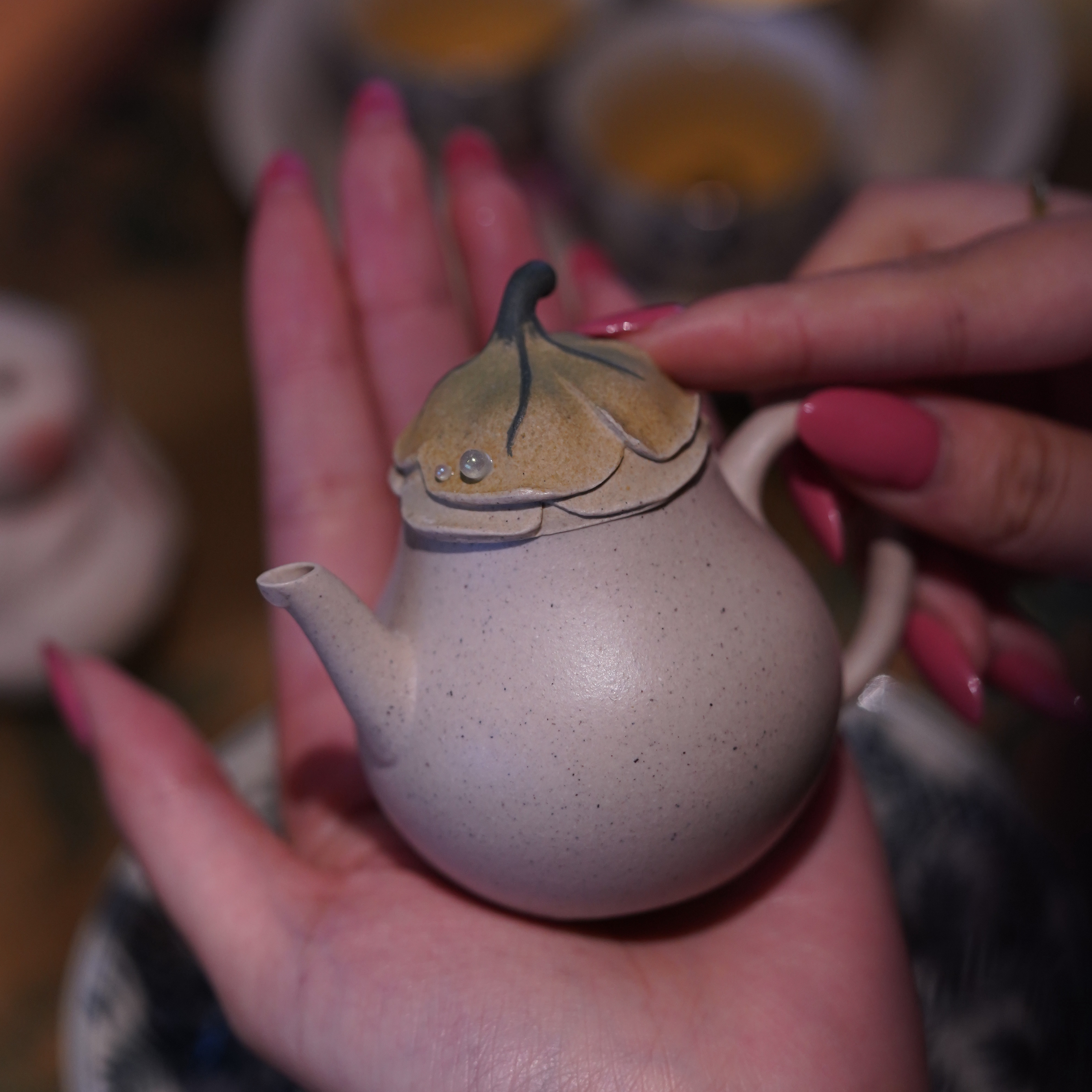 蜜糖紫砂｜原矿白玉段泥花器壶 桔梗花梨型壶 100ml 内推孔