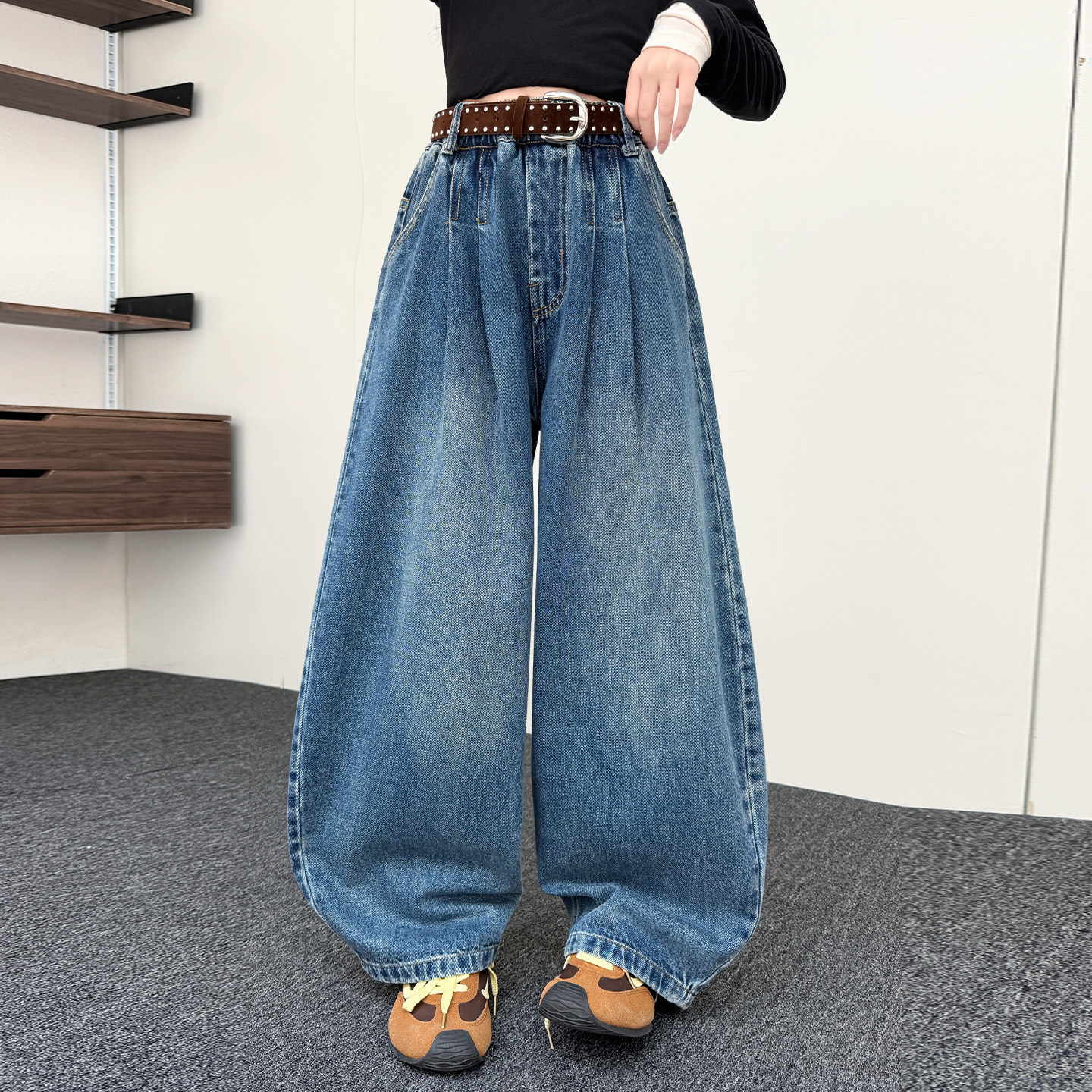 女童牛仔裤2026新款春秋季宽松儿童裤子女孩弯刀裤初中学生中大童