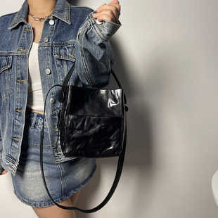 大容量小众设计真皮褶皱水桶包女新款 百搭单肩斜挎手提托特包轻奢