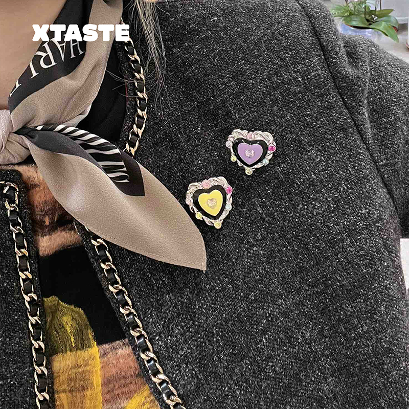 XTASTE USELESSOBJECTS 彩钻麻花边爱心胸针明星同款原创高级感