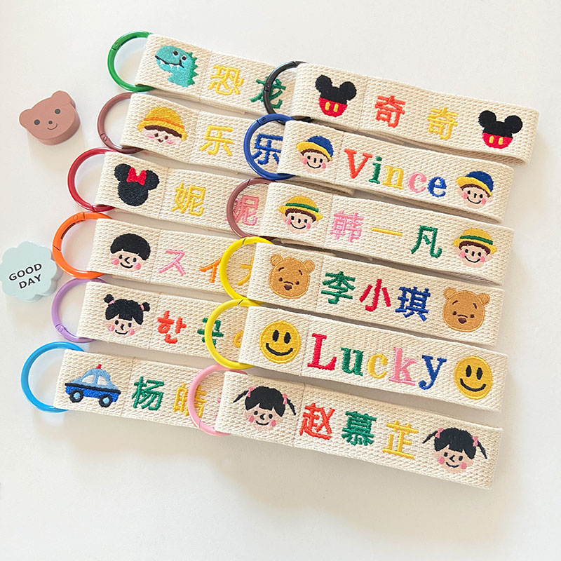 彩色刺绣字母卡通飘带挂件图片