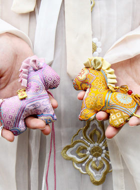 新款宋锦小马香包新年礼物国风装饰马年香包车挂包挂小马香囊挂件