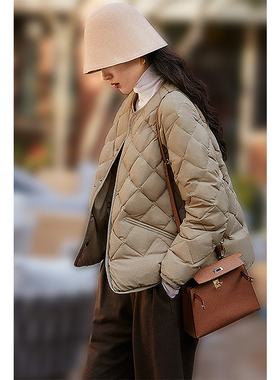 2587YRA465407VG 皱感菱格 奢崋面里同料 95白鹅绒圆领羽绒服