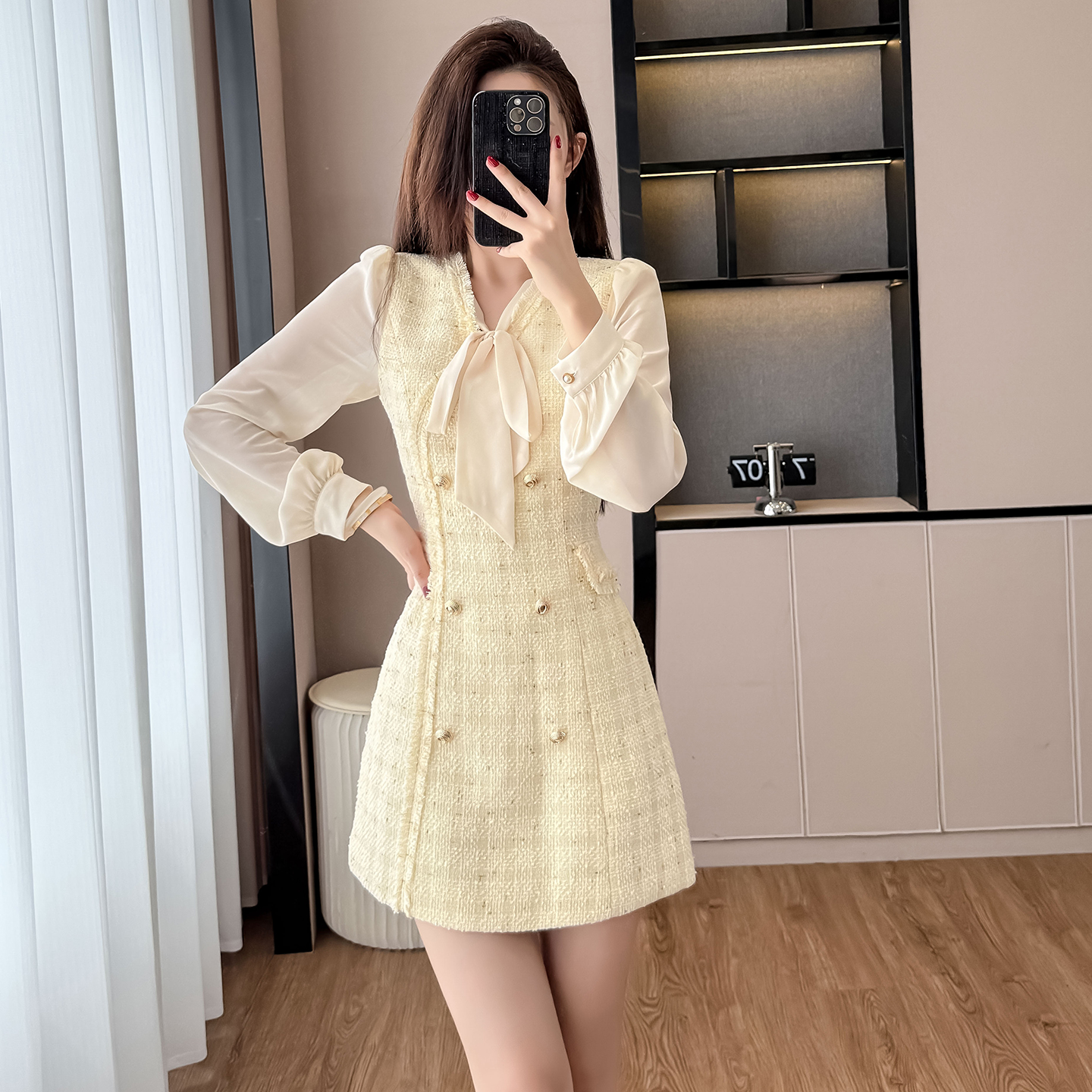 2025秋冬减龄气质富家千金风时尚收腰显瘦假两件V领小香风连衣裙