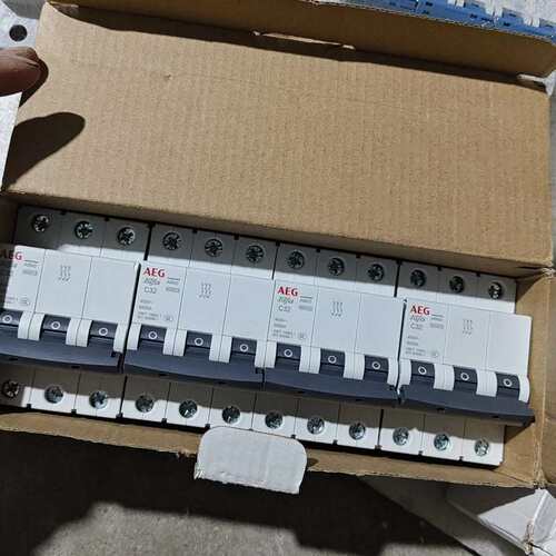 AEG 3PC32A 2 8 3PC40A 1断路器