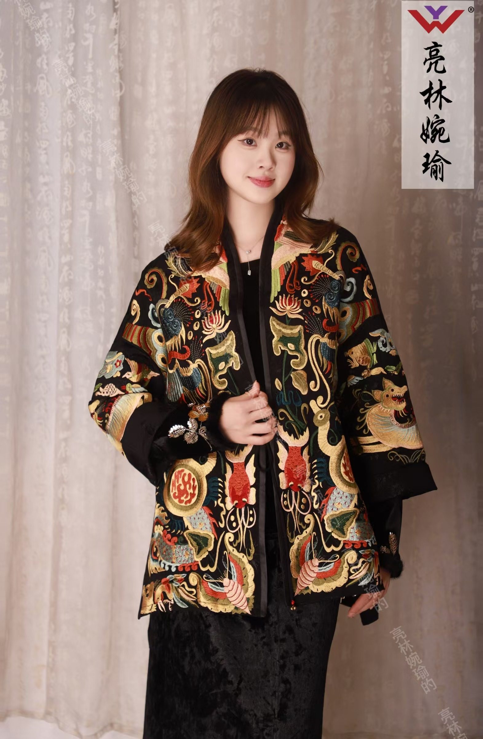 亮林婉瑜感新中式刺绣外套上衣女系带洋气民族风苗绣中长款外搭