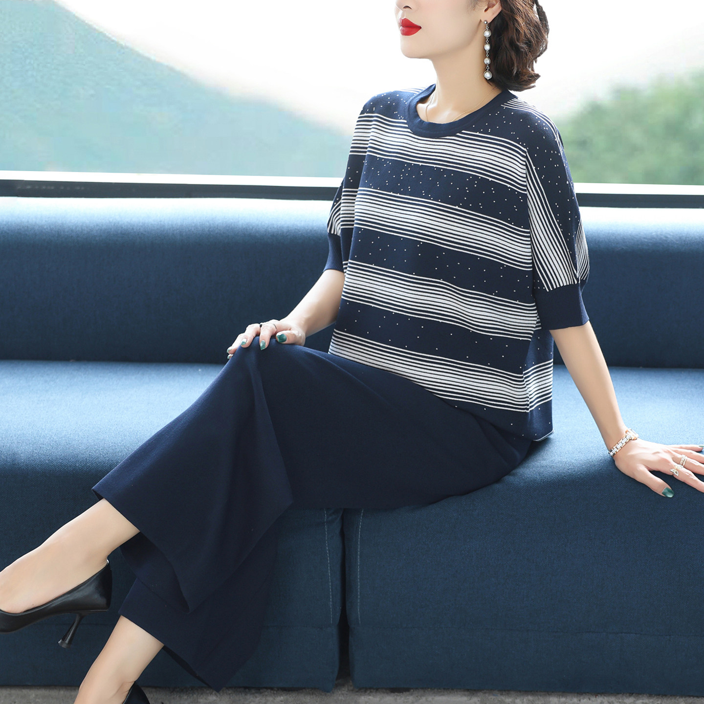 洋气妈妈秋装2025年新款时尚条纹针织冰丝中袖上衣阔腿裤女士套装