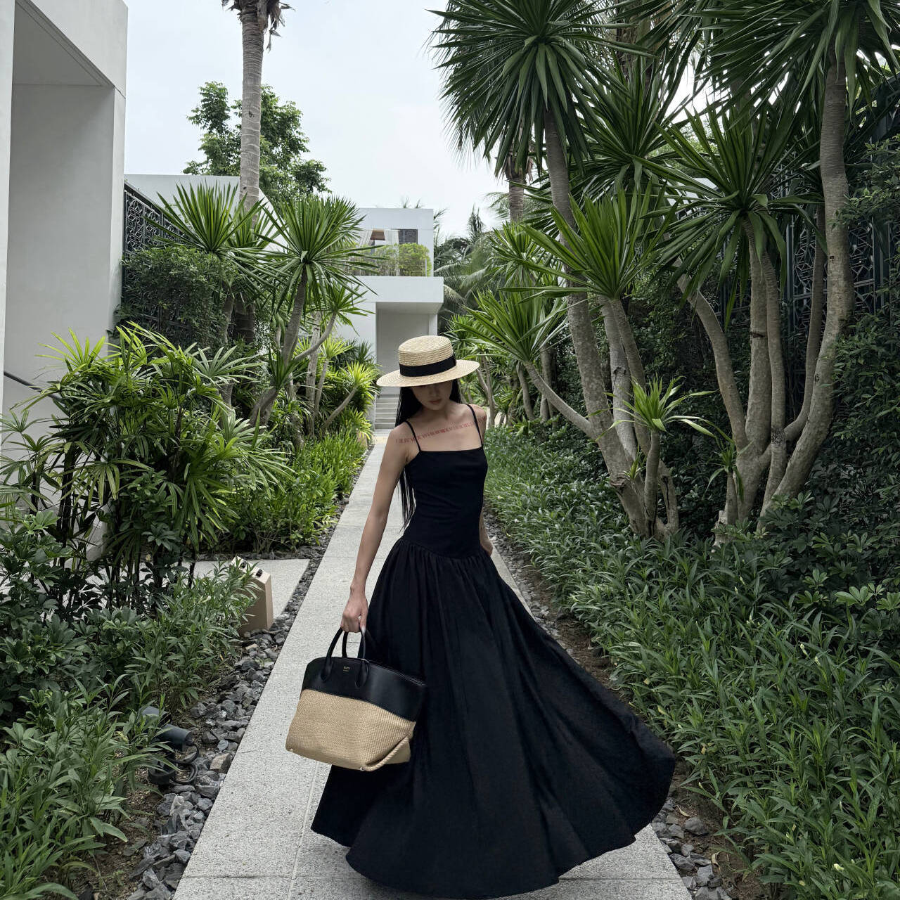 气质高级感露肩黑色吊带连衣裙