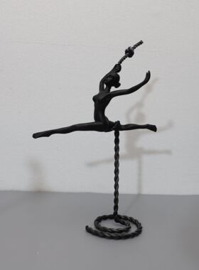 北欧极简轻奢黑色金属人物摆件样板房家居玄关客厅茶几工艺品摆件