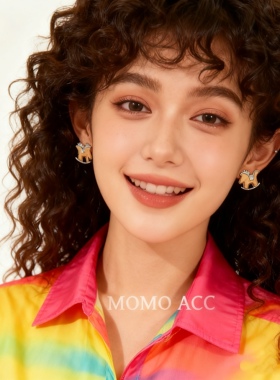 378小众2025爆款敲可爱木质小马立体微镶闪高级精致复古纹耳钉