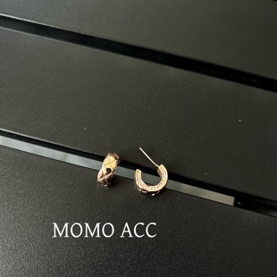 319香风菱格纹侧面立体微镶小而精致上班上学可带百搭气质耳钉