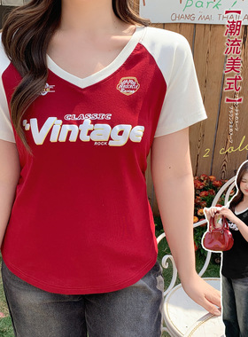 伊诺大码女装美式复古辣妹V领T恤2026夏显瘦拼接短袖上衣214389