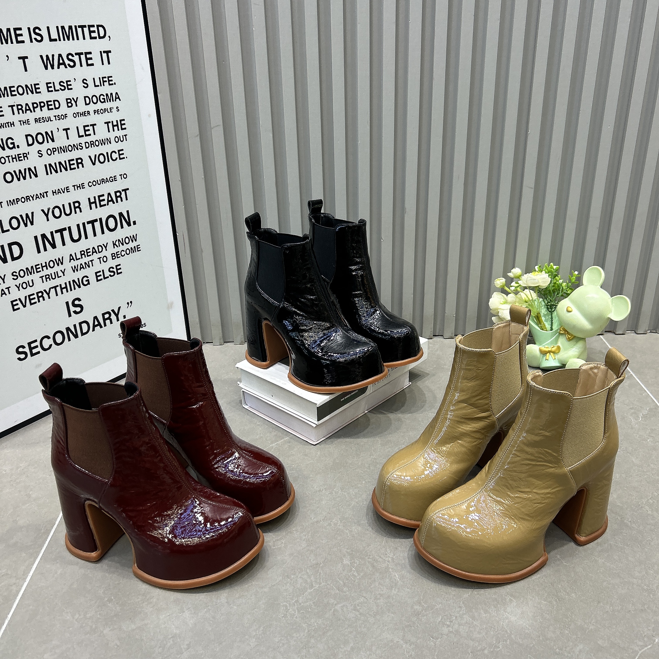 法式时装秀漆皮10cm粗跟短靴