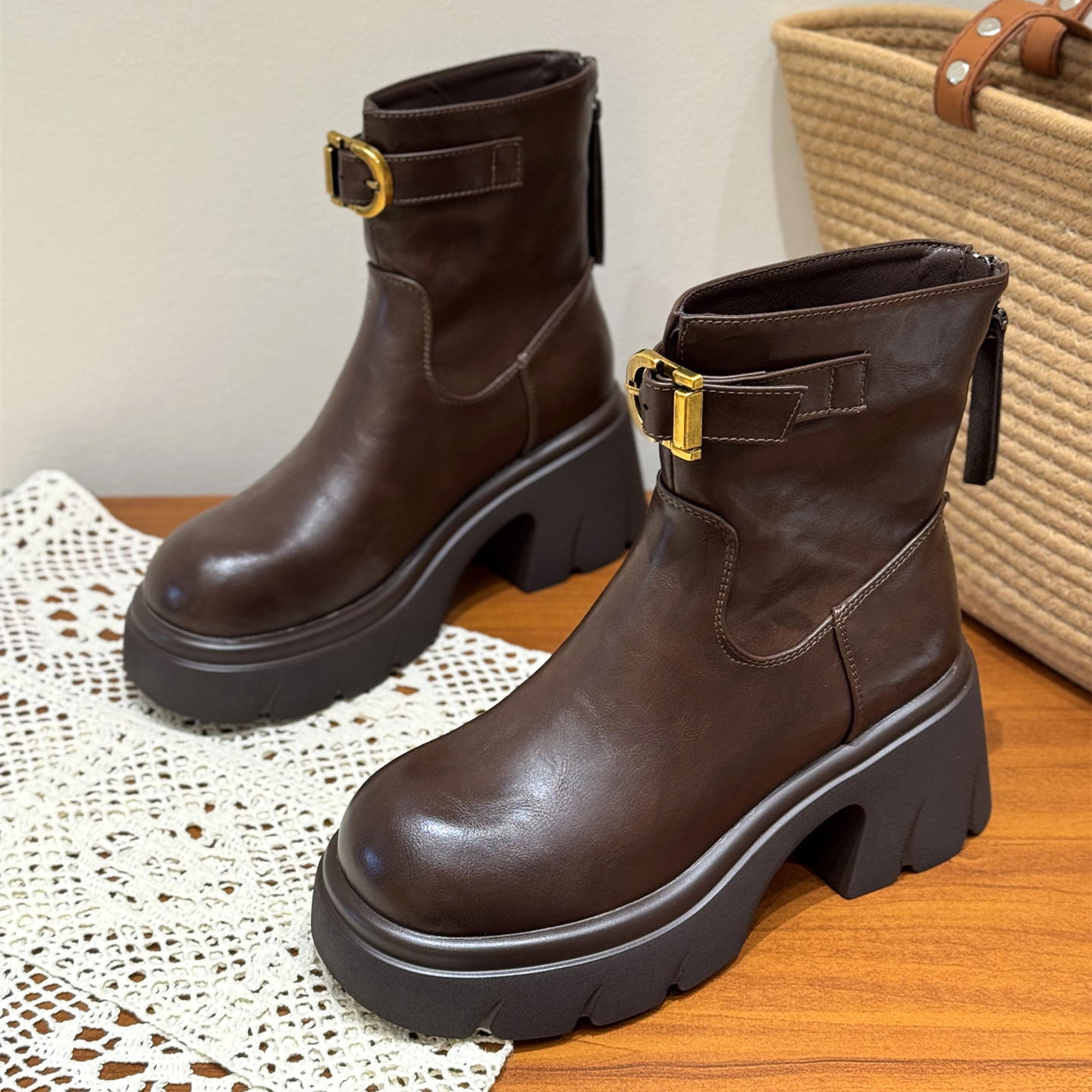 英伦厚底皮带扣厚底机车靴女