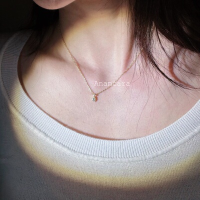 显白纯粹的项链宛如一洼淡蓝海洋