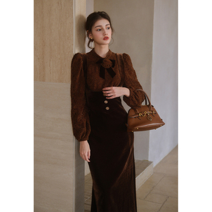 彼得潘大叔《欢愉的艺术》法式楼丝绒面料上衣后腰系带时尚背带裙