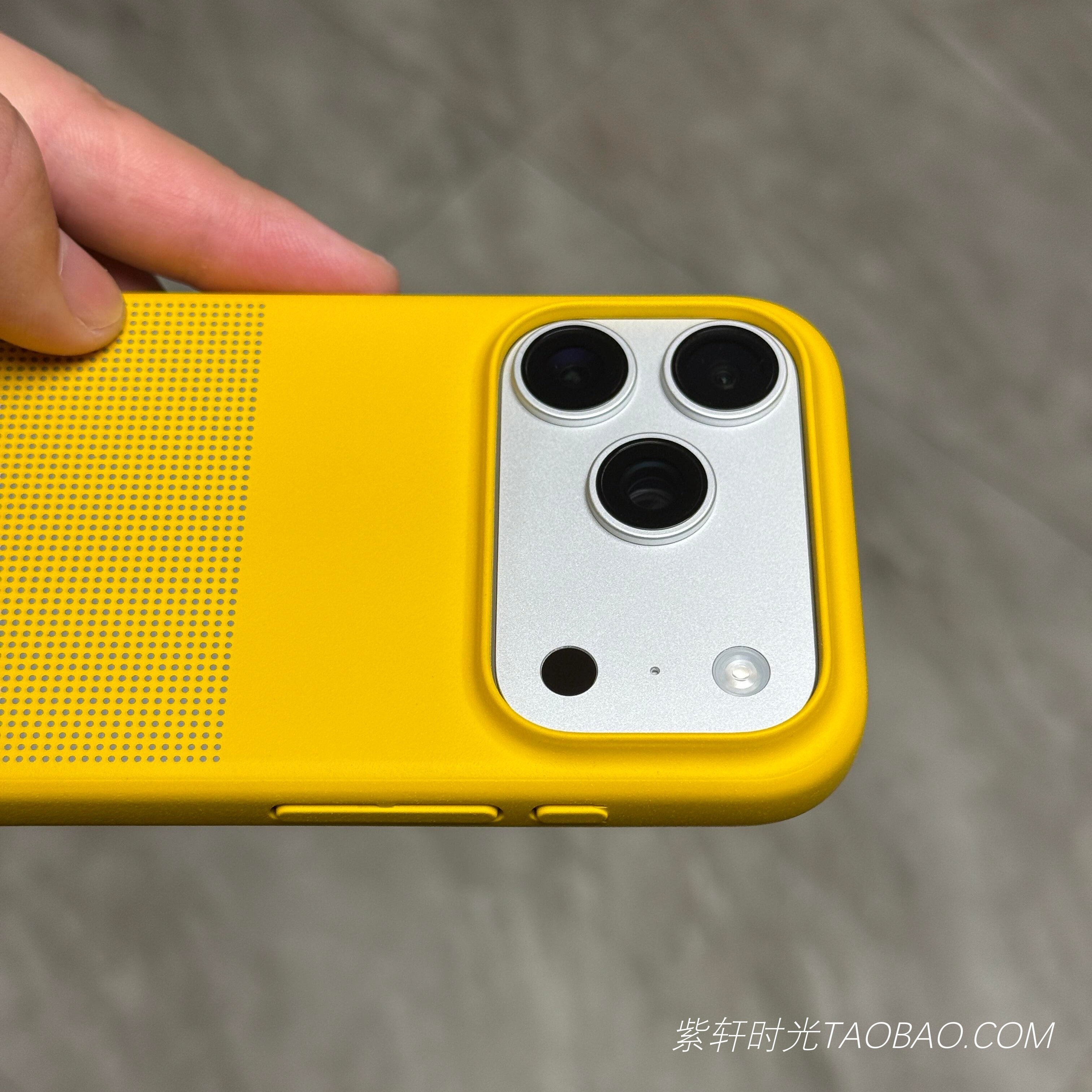 超轻薄波点岩砂姜黄色磁吸充电适用苹果17promax手机壳iPhone16promax高级感15pro小米17pro简约PC三包边硬壳