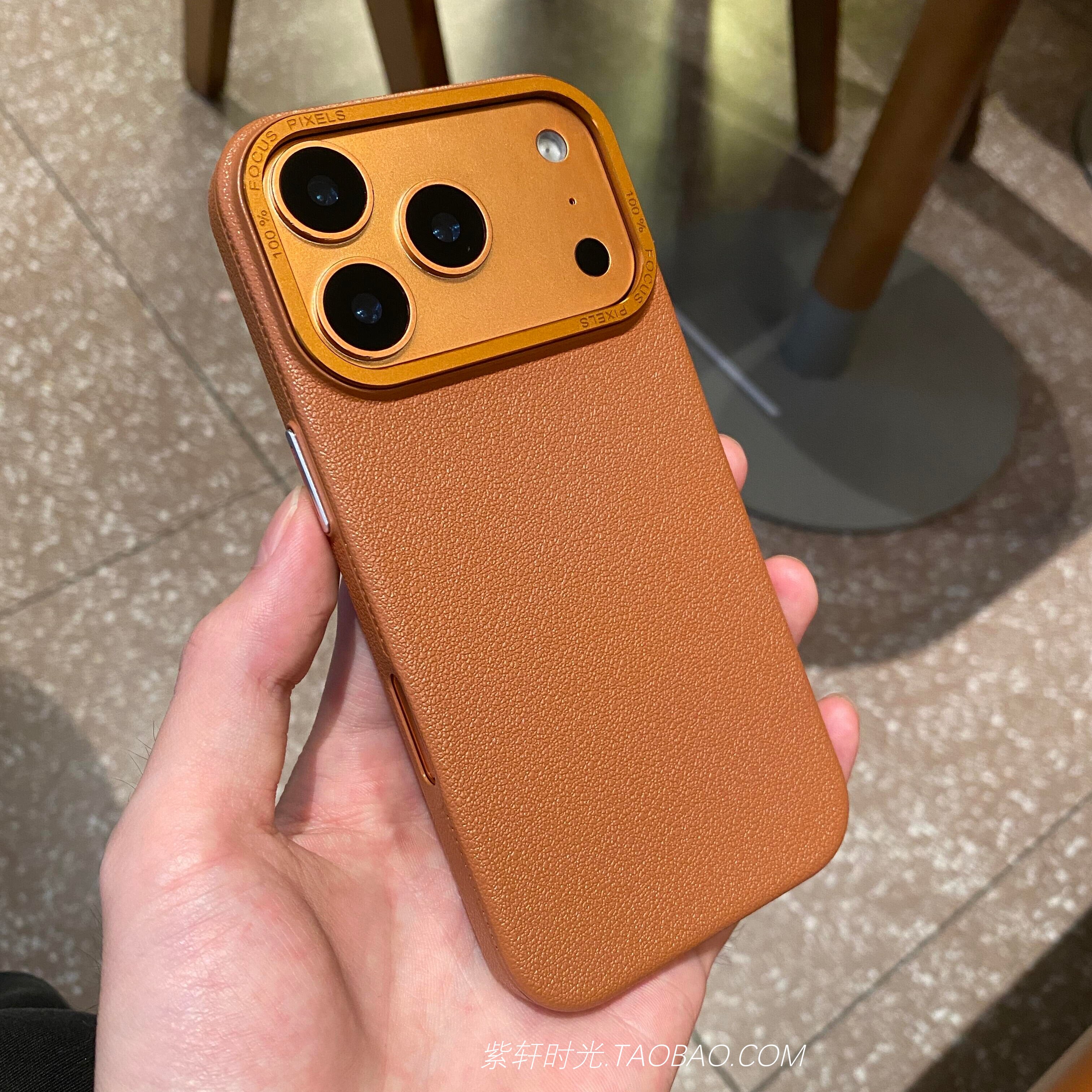 秋冬高级感棕褐色素皮荔枝纹硬壳适用苹果17pro手机壳max防指纹iphone16小米15金属镜框14大视窗13耐脏防摔12