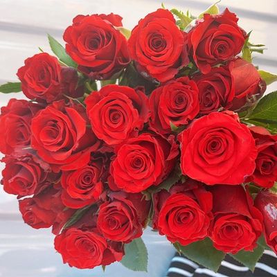 红色玫瑰云南昆明基地发水养鲜切花百合同城速递包邮情人节礼物