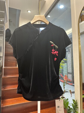 森比垚25352镂空洞斜扣立领红花朵胸针皱褶修身短袖丝绒小衫秋