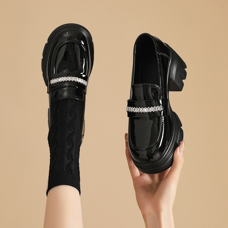 英伦风黑色漆皮乐福鞋女2026春季新款水钻装饰厚底时装一脚蹬单鞋