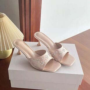 法式名媛风方头花瓣凉拖鞋女外穿夏2026年新款水钻绸缎小猫跟拖鞋