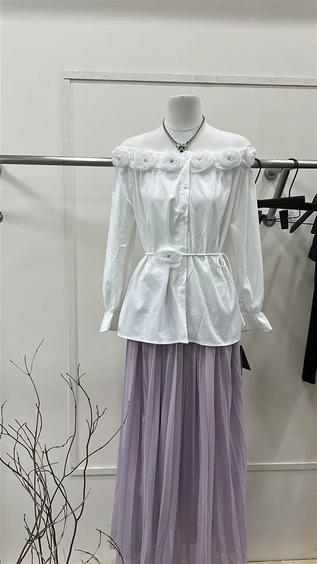 法式立体花朵一字肩白色衬衫女装春夏2028新款设计感时尚气质衬衣