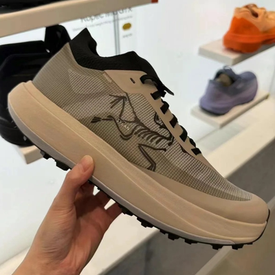 代购ARC'TERYX SYLAN PRO始祖鸟轻量透气防撕裂浅卡其色越野跑鞋