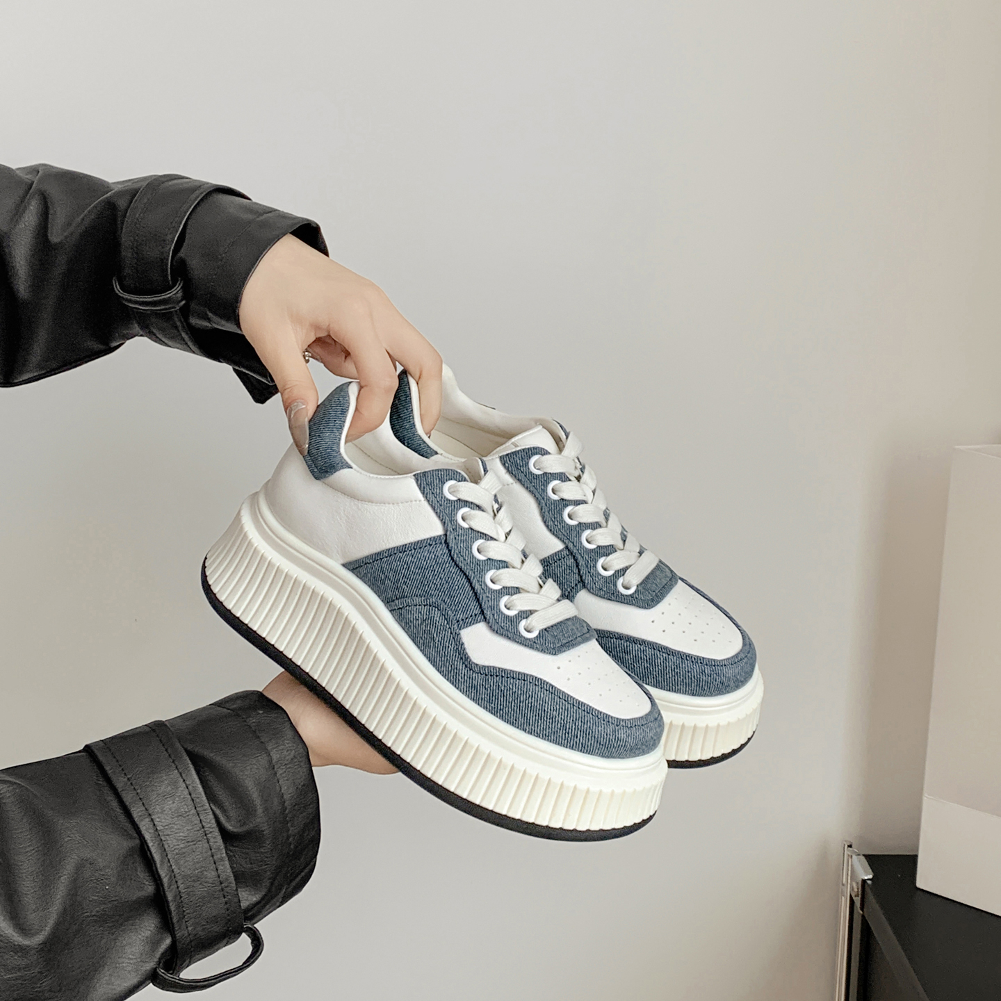 猫本喵真皮透气拼色休闲板鞋女