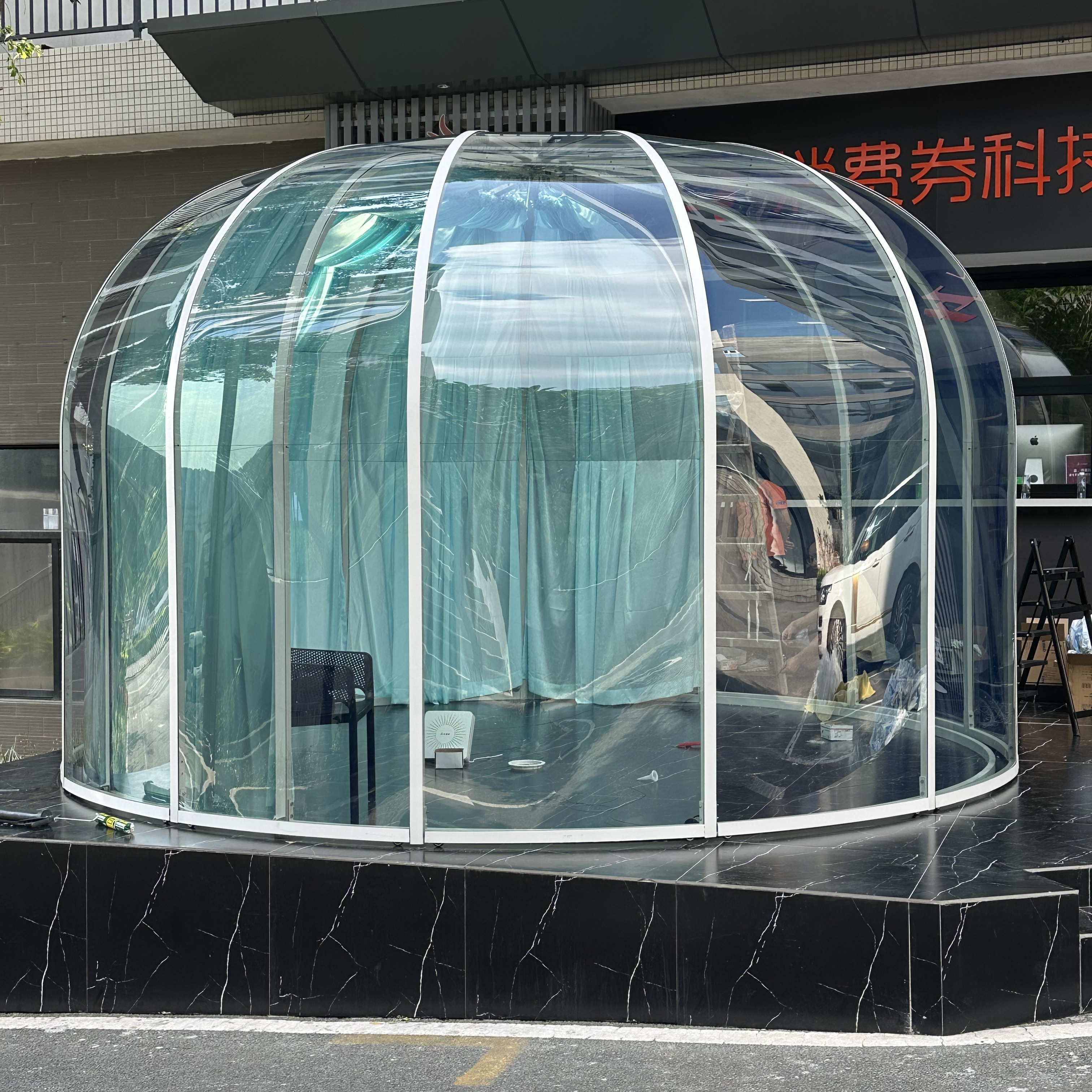 腾成可以旋转打开一半的星空房