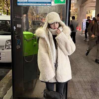 大毛领连帽斗篷白色羊羔毛外套