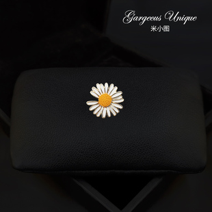 1099高档铜包金迷你小雏菊胸针复古百搭防走光扣领针领口别针