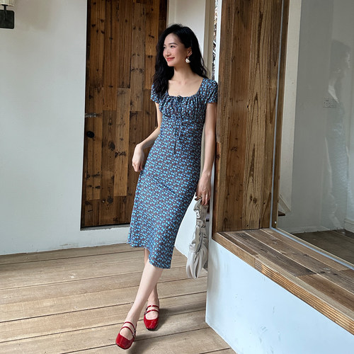 大圆领法式碎花连衣裙