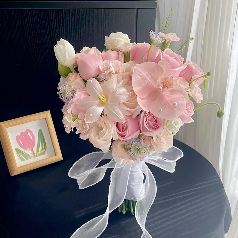 拍照手捧花鲜花新娘结婚