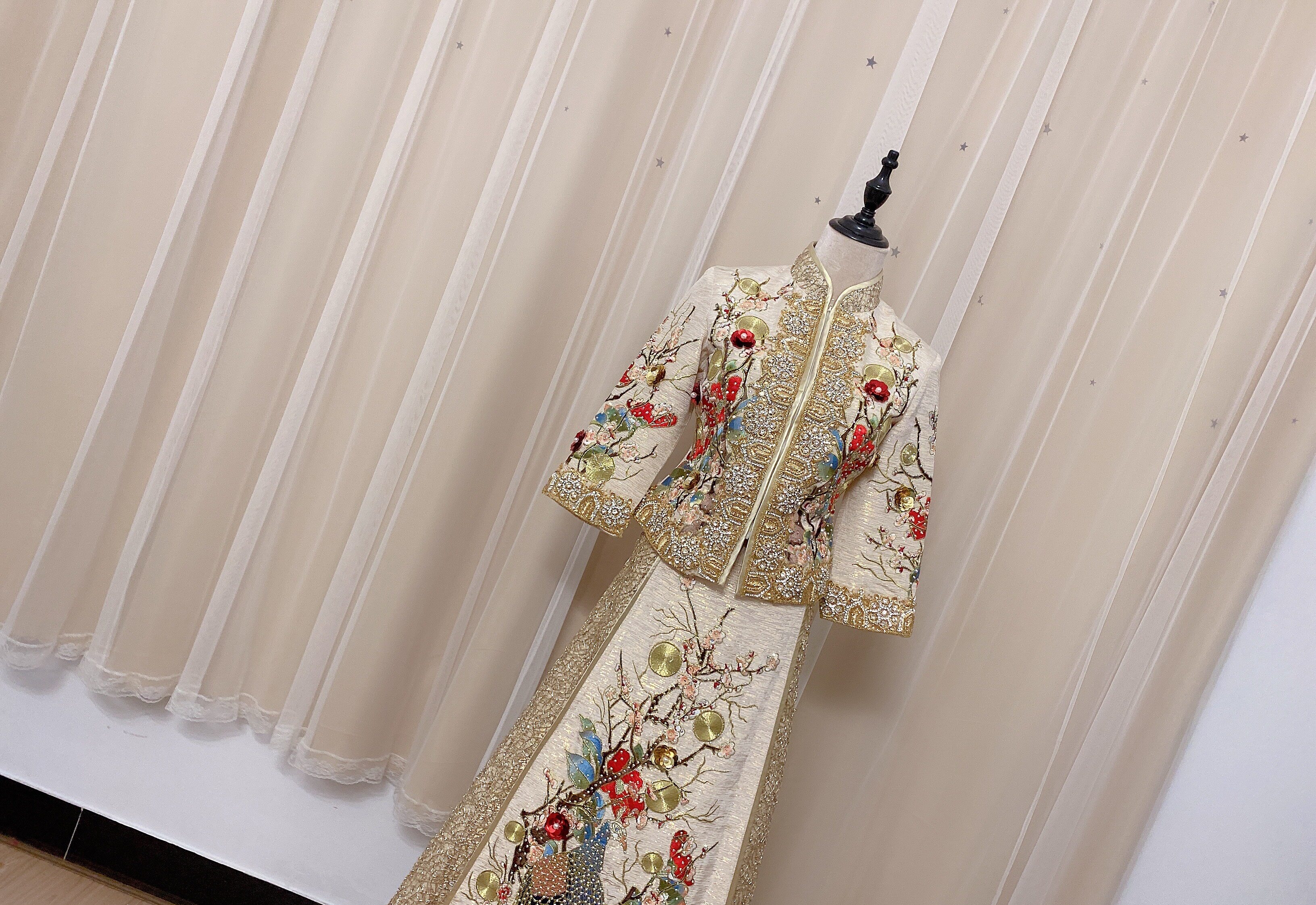 出租锦瑟华妃金色孔雀马来褂修身显瘦中式婚礼新娘秀禾服龙凤褂