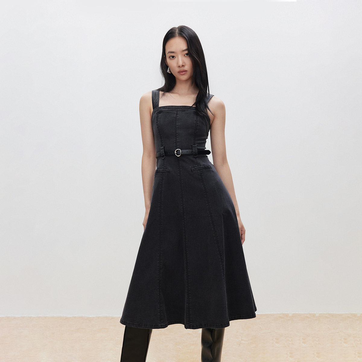 绫致ONLY秋冬新款潮酷PU拼接肩带中长款牛仔裙连衣裙女