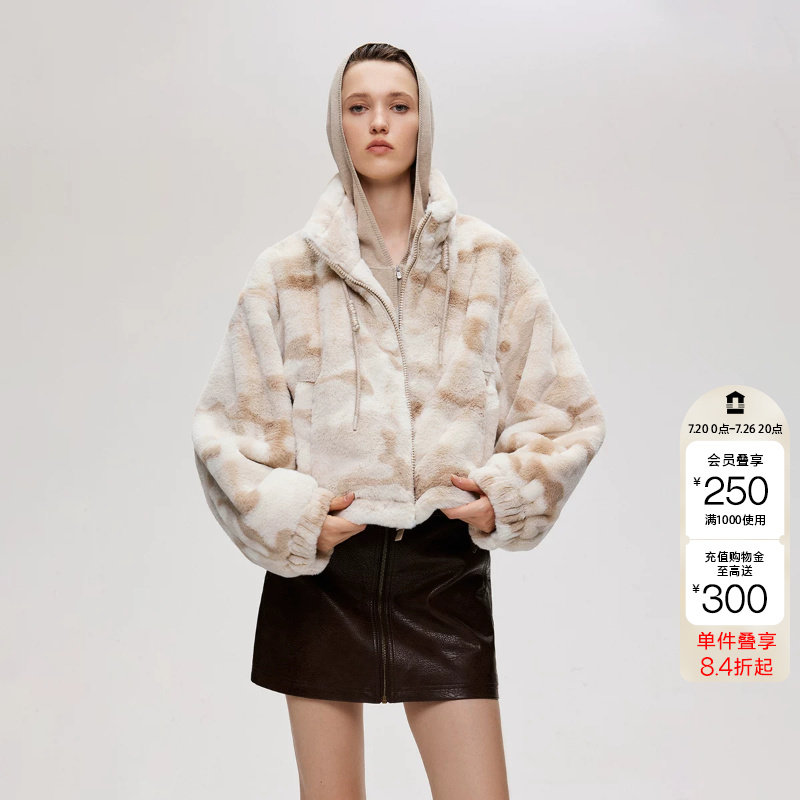 绫致ONLY秋季新款个性迷彩宽松短款毛绒棉服外套女