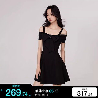 绫致ONLY2024春夏新款时尚甜美显瘦露肩牛仔短款连衣裙女