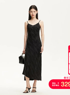 vq区绫致Vero Moda连衣裙女夏季纯色暗纹收腰吊带小黑裙