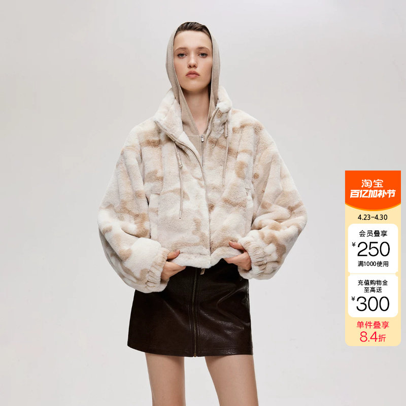 绫致ONLY秋季新款个性迷彩宽松短款毛绒棉服外套女