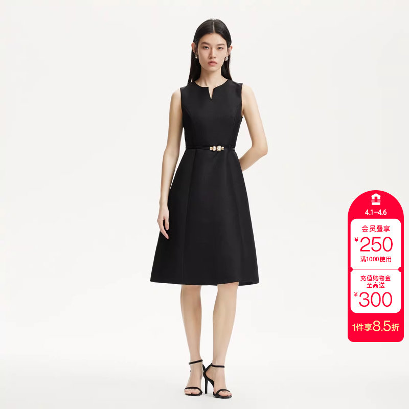 绫致Vero Moda连衣裙春新款V领暗纹面料腰带设计A字裙摆中长裙