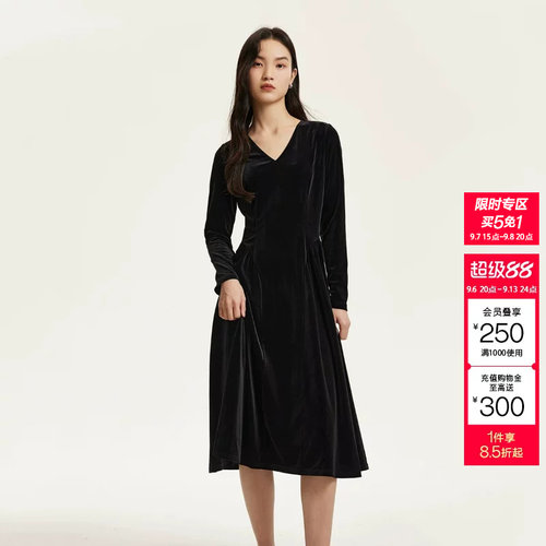 [买5免1]绫致Vero Moda连衣裙女秋冬复古V领丝绒小黑裙赫本风长袖